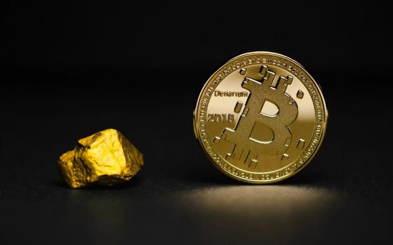 Bitcoin trader warns of downside as gold rally continues